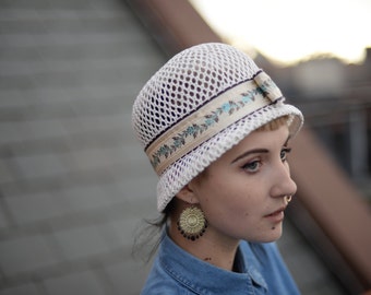 Sombrero de cloche de paja blanca