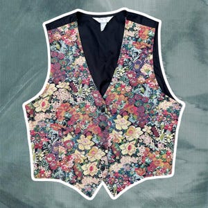 Chaleco vintage de los 90 con estampado floral, botones y espalda ajustable, talla M.