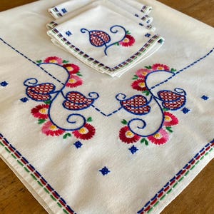 Vtg Bridge Tablecloth w/ 4 Matching Napkins, Luncheon Set, 1950&#39;s Card Game Table Cloth, Snack/Beverage Napkins, Lovely Embroidered Set