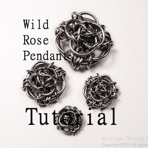 Pode incluir: Três pingentes de arame de metal prateado em forma de rosa de diferentes tamanhos. O pingente maior está na parte superior da imagem, e o pingente menor está na parte inferior. O texto "Wild Rose Pendant Tutorial" está escrito em preto abaixo dos pingentes.
