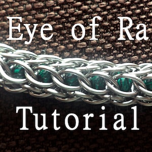 Op de afbeelding: Een zilveren kettingarmband met groene kralen, met de titel "Eye of Ra Tutorial".