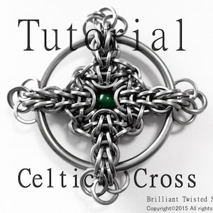 Könnte beinhalten: Ein silberner keltischer Kreuzanhänger mit einem grünen Edelstein in der Mitte. Das Kreuz ist von einem silbernen Ring umgeben. Der Anhänger befindet sich auf einem weißen Hintergrund. Tutorial Celtic Cross Brilliant Twisted Skulls Copyright©2015 All rights reserved.