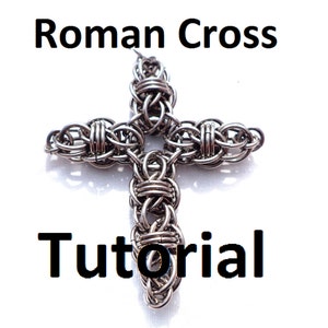 以下が含まれることがあります： チェーンメイル製の銀色のローマ十字架。その下に黒い文字で「Roman Cross Tutorial」と書かれている。