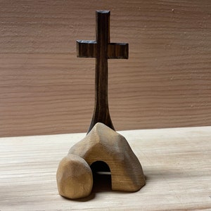 Mini tombeau vide rustique avec décoration de Pâques à une croix.