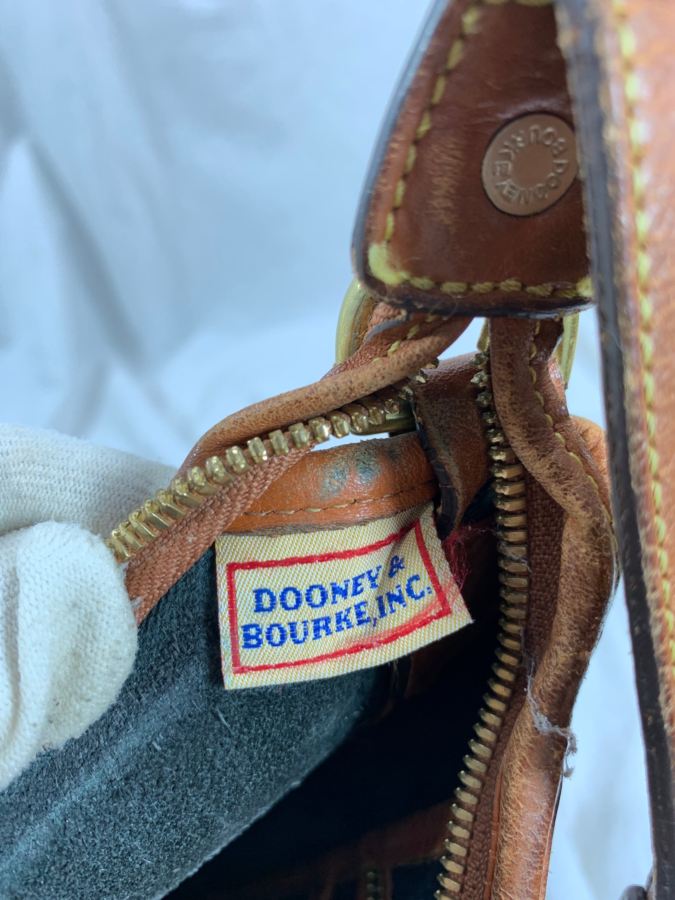 DOONEY AND BOURKE BLACK/TAN VINTAGE ALL WEATHER 2 TONE LEATHER CROSSBO–  WEARHOUSE CONSIGNMENT