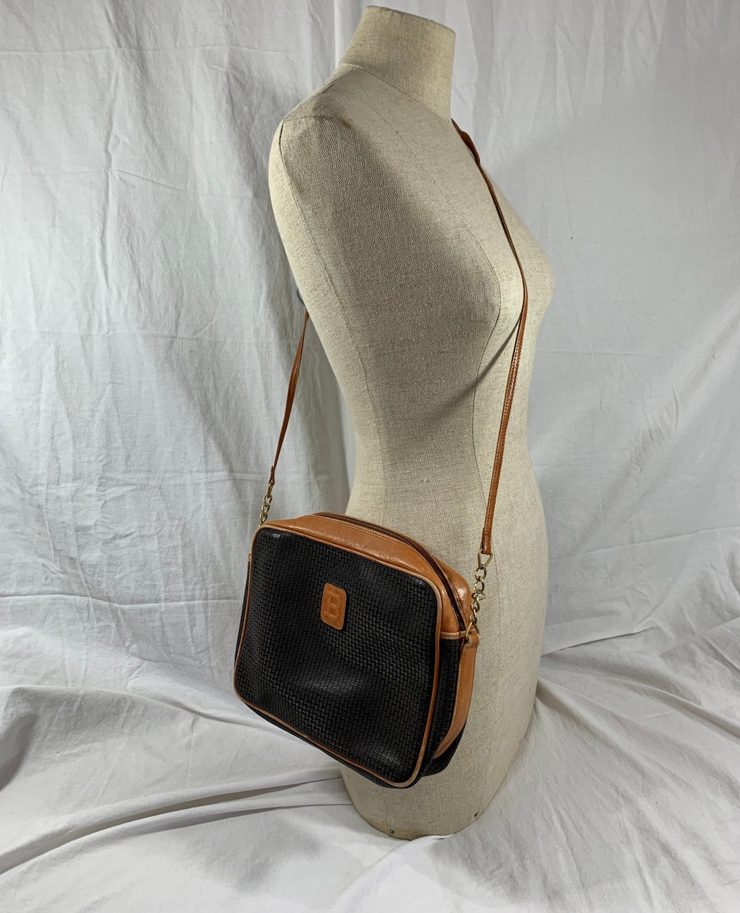 ✨美品✨BALLY ヴィンテージ ヌバック ショルダーバッグ 黒 本革 BALLY】バリー ショルダーバッグ – NISHIKINO VINTAGE KYOTO
