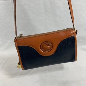 Vintage DOONEY & BOURKE dark blue tan leather classic zip top shoulder bag crossbody 90s