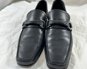 Vintage herr SALVATORE FERRAGAMO Gancio svarta läderloafers med ödledetaljer 8 D