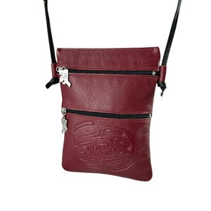 Cartera para pasaporte vintage de piel auténtica granulada roja con diseño de cuervo