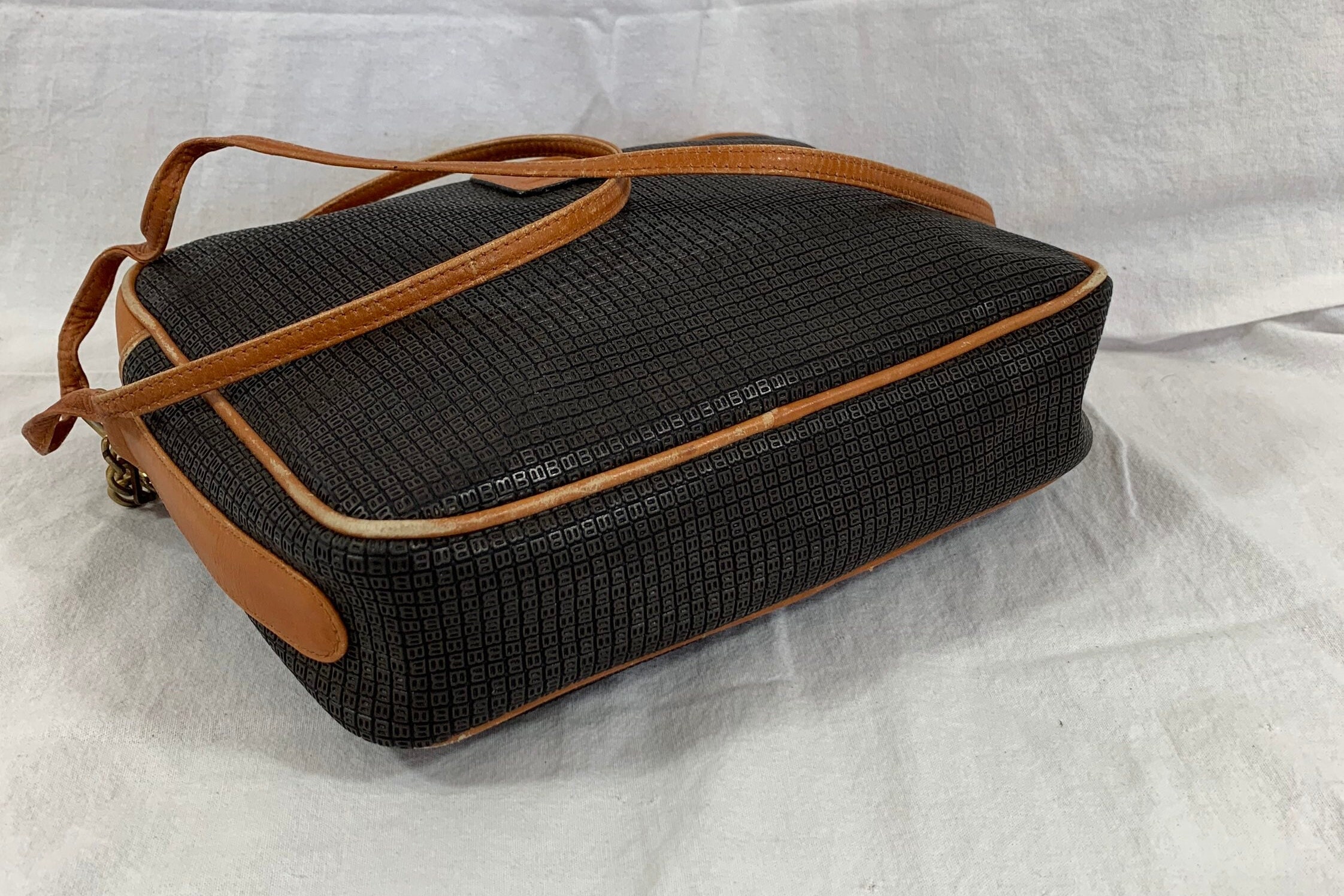 ✨美品✨BALLY ヴィンテージ ヌバック ショルダーバッグ 黒 本革 BALLY】バリー ショルダーバッグ – NISHIKINO VINTAGE KYOTO