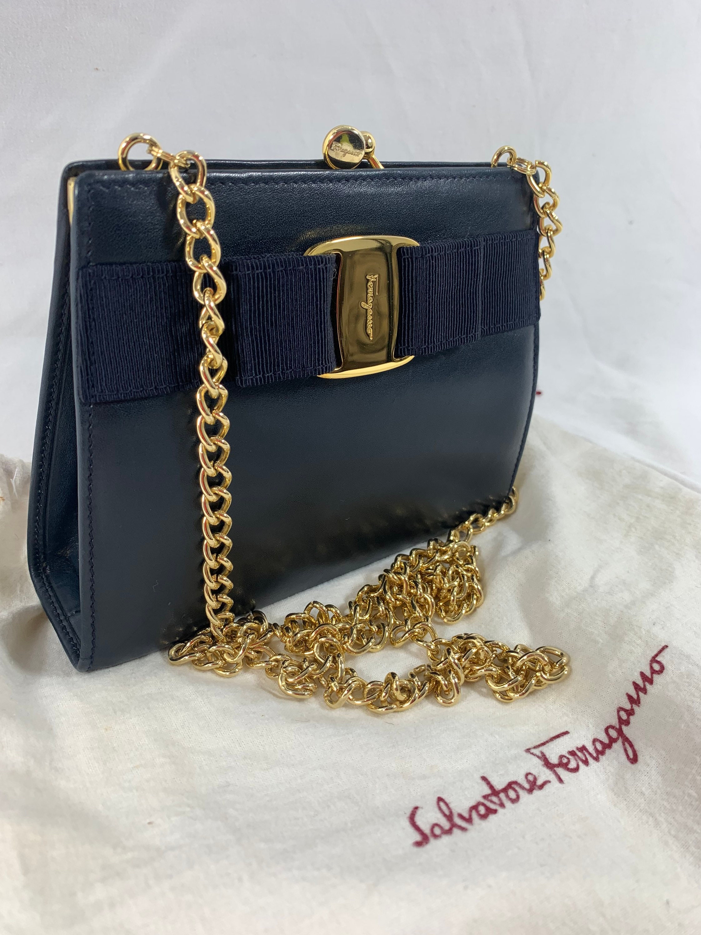 Vintage SALVATORE FERRAGAMO Vara Kiss Lock Leather Chainlink