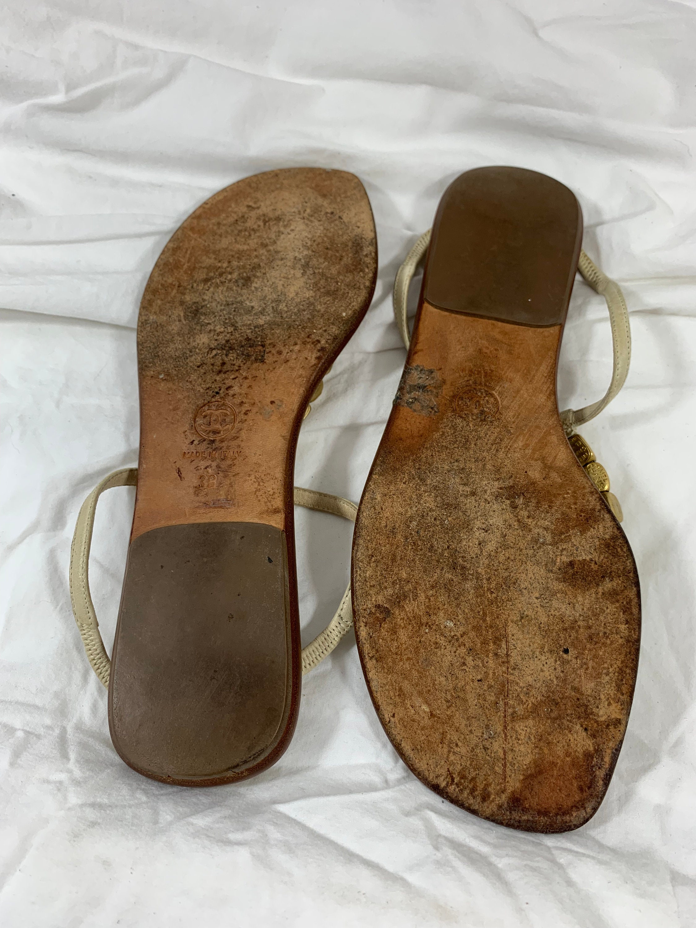 Vintage Ladies CHANEL Beige Leather Thongs Sandals With Logo 38 8