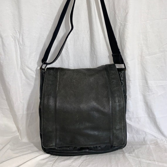 Genuine Vintage FOSSIL World Wide Black 