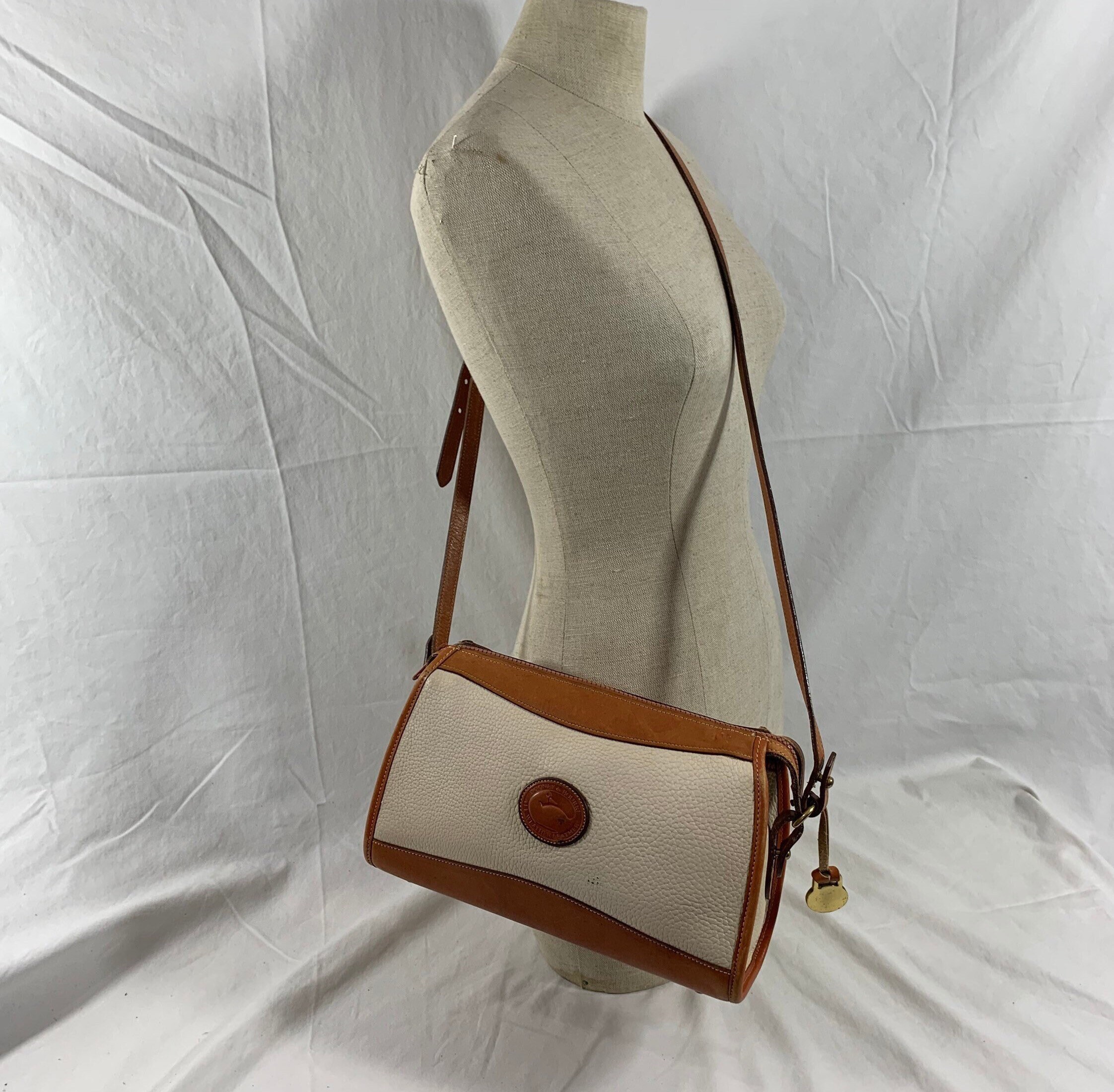 DOONEY AND BOURKE BLACK/TAN VINTAGE ALL WEATHER 2 TONE LEATHER CROSSBODY