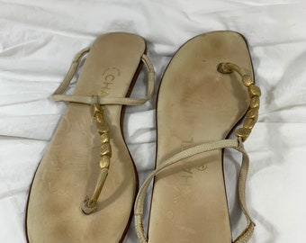 Vintage ladies CHANEL beige leather thongs sandals with logo 38 8