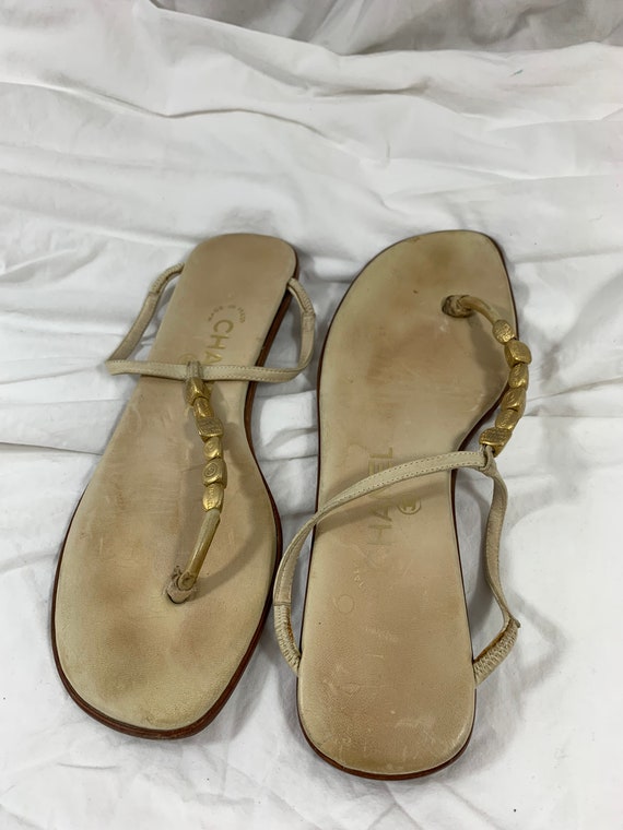 Vintage Ladies CHANEL Beige Leather Thongs Sandals With Logo 38 8