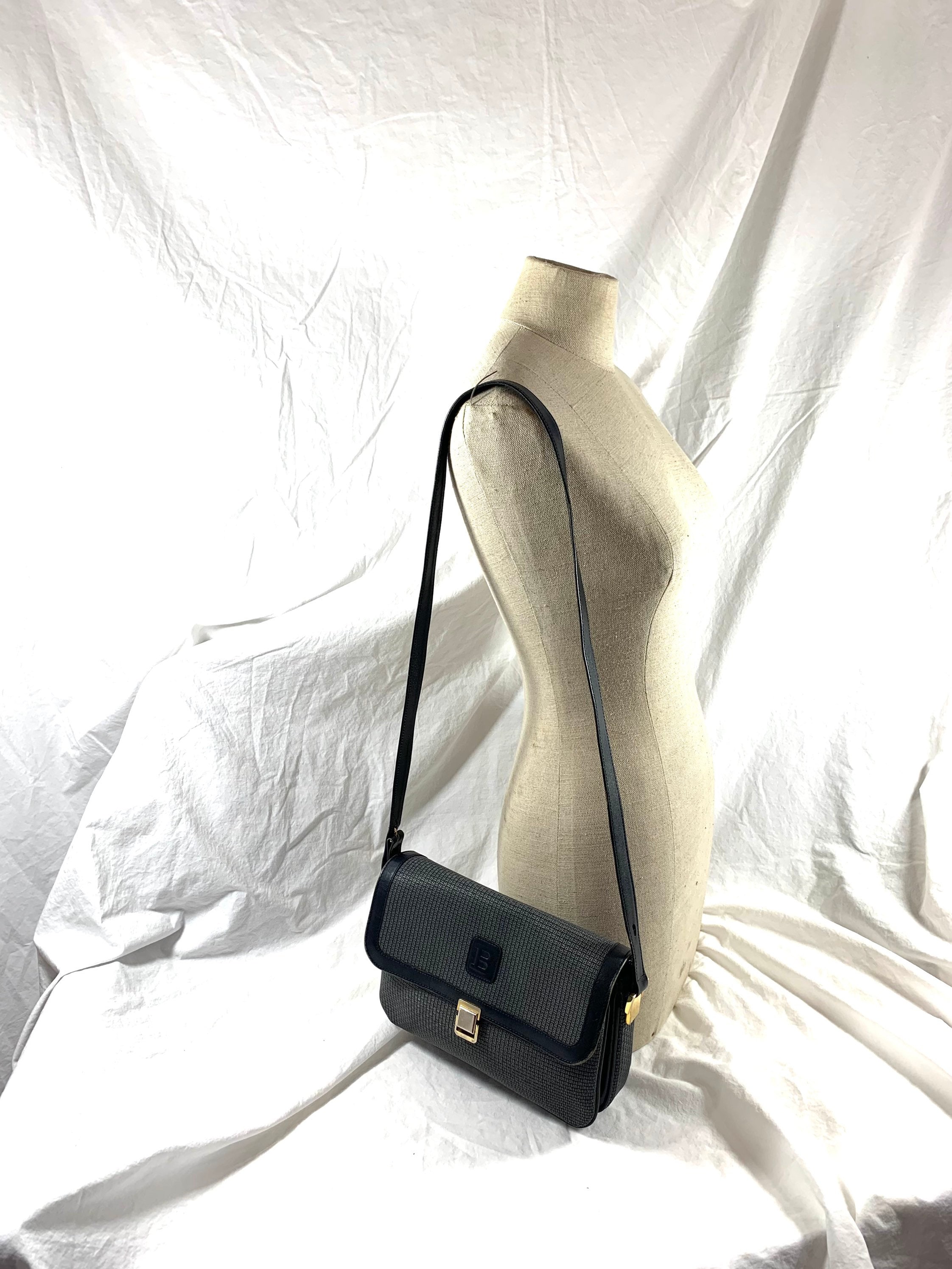 Bally leather shoulder bag navy × white Genuine Vintage BALLY Navy Blue Leather Shoulder Bag Logo