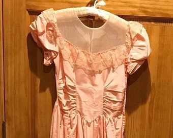 Robe longue sculptée avec agitation et manches courtes bouffantes, pêche rose champagne, env Sz, victorien, vintage rétro des années 1900 à 1940