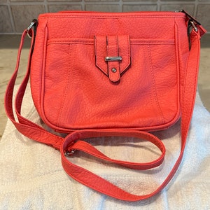 Bolso de hombro, cartera o clutch de piel sintética color coral naranja con compartimentos exteriores e interiores, para uso informal, de noche o formal, años 80 y 90