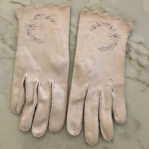 Beige / Tan Soft Gloves with Floral Embroidery Motiff and Scallops at Wrist Opening for Dress, Formal, Day or Evening Wear, 1950s