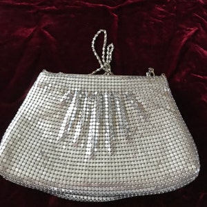 Embrague de hombro / bandolera de malla brillante, bolso o bolso con correa de hombro de cadena plateada, interior beige, Vanessa, años 50 y 60