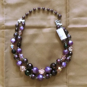 Collier ras de cou violet avec perles moyennes en acrylique/plastique et perles de verre AB, double rang, 16 1/2 de long, y compris l&#39;extension, vintage des années 50/60