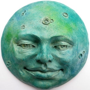 Türkis-Blau-Grün-Wanddekor-Skulptur, ein klassisches Vollmond-Gesicht als Akzent für Ihr Zuhause oder Ihren Garten, von Claybraven