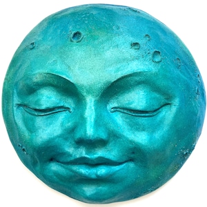Handgemachte Blau Grüne Vollmond Wandskulptur, Wunderschönes 23 cm Indoor-Outdoor Kunststein Kunstwerk für Haus und Garten Dekor, von Claybraven