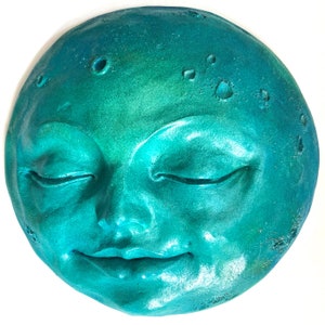 22,9 cm faite à la main bleu vert pleine lune, prête à accrocher, une sculpture murale en pierre moulée résistante aux intempéries pour la décoration de la maison et du jardin, par Claybraven image 1