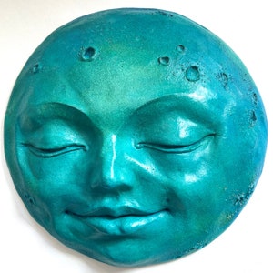 Handgemaakte blauwgroene volle maan muursculptuur, een prachtig decoraccent van 9&quot; in weerbestendig gegoten steen voor huis en tuin, van Claybraven