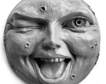 Lachende weerbestendige stenen sculptuur, handgemaakte knipogende volle maan in gegoten steen voor binnen en buiten voor huis- en tuindecoratie, cadeau-idee