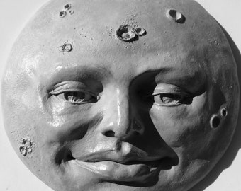 8" Full Moon Wall Sculpture, weerbestendig handgemaakt indoor-outdoor kunstwerk voor huis en tuin, door Claybraven