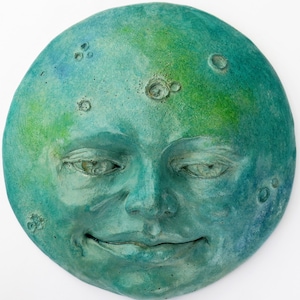 20 cm hängende Wandskulptur Knick-Knack, klassisches dekoratives Kunstwerk für Ihr Haus oder Garten, von Claybraven