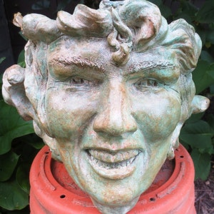 Schöne grüne Gartengöttin bringt die Freude der Gartenarbeit