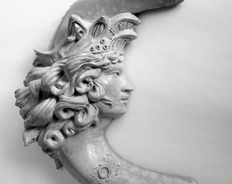 Impressionante escultura de parede de lua crescente, pedra fundida interna/externa