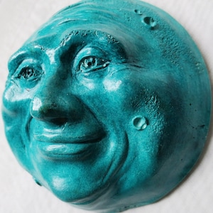 Handgemachter Vollmond, eine hängende Mini Wandskulptur für Haus oder Garten von Claybraven