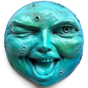 Fröhlicher Vollmond Wandskulptur, Blinzelnder Mond, aus wetterfestem Kunststein für Haus und Garten Dekor