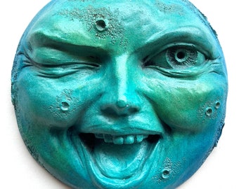 Vrolijke volle maan wandsculptuur, knipogende maan, in weerbestendig gegoten steen voor huis- en tuindecoratie