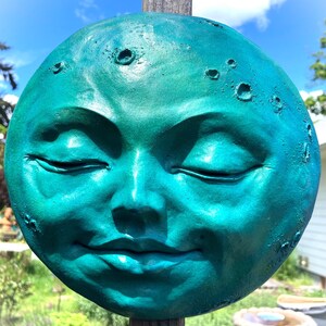 22,9 cm faite à la main bleu vert pleine lune, prête à accrocher, une sculpture murale en pierre moulée résistante aux intempéries pour la décoration de la maison et du jardin, par Claybraven image 10