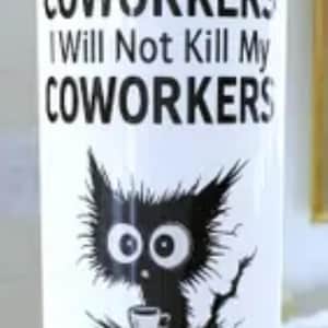 Puede incluir: Vaso de acero inoxidable blanco con el texto "I Will Not Kill My Coworkers" repetido. Un gato de dibujos animados con ojos grandes y una taza de café aparece debajo del texto, con la frase "I Will Not... OK Maybe Just One."