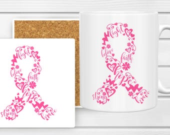 Könnte beinhalten: Ein weißer Keramikbecher und ein quadratischer Untersetzer, beide mit einer rosa Awareness-Schleife, die aus den Wörtern fight, believe, faith, hope, strong und brave besteht, durchsetzt mit kleinen Herz-, Blumen- und Wirbel-Dekorelementen.
