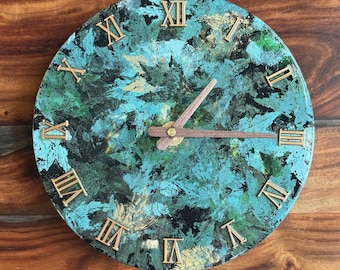 Orologio in resina a strati con foglie verdi e blu, 10"