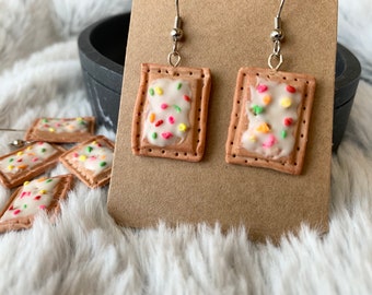 Orecchini Pop-Tart in pasta polimerica bianca glassata e spruzzata di arcobaleno