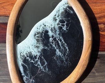 Specchio da parete in resina e legno Black Ocean dalla forma organica, 14x19"