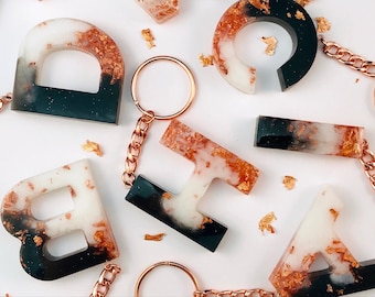 Portachiavi personalizzato con lettera in resina / Nero, bianco e oro rosa