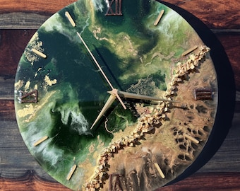 Splendido orologio in resina spaccata verde e oro, 14"