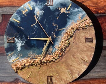 Splendido orologio in resina spaccata blu e oro, 14"