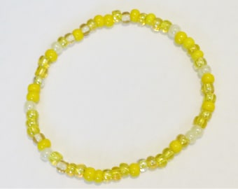 Daffodil Yellow seed bead Bracelet. Yellow and white stretch cord bracelet. Bright summer yellow bracelet. Sun yellow.