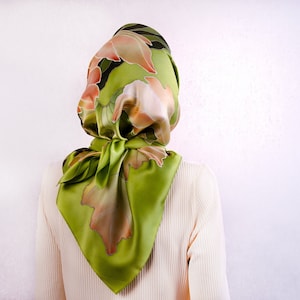 Olivgrün Seide Kopftuch handbemalt Satin Seidentuch Quadratisch Wearable art