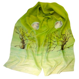 Pañuelo de seda verde pintado a mano Árboles y luna Pañuelo chartreuse para mujer